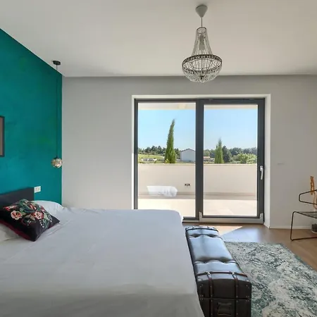 Modern Aria With Pool And Jacuzzi In Višnjan