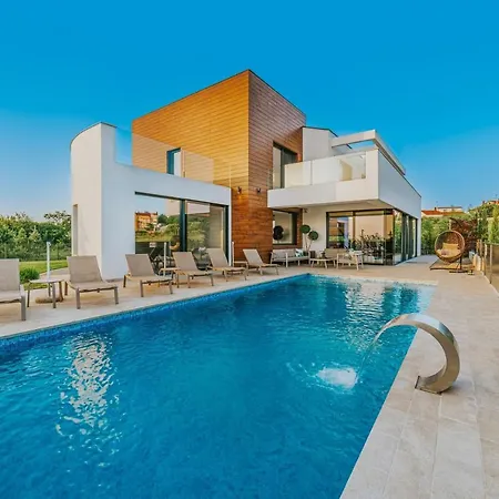ヴィラ Modern Aria With Pool And Jacuzzi In