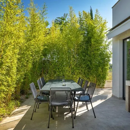 Modern Aria With Pool And Jacuzzi In *