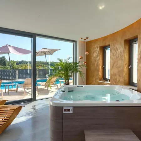 Villa Modern Aria With Pool And Jacuzzi In *