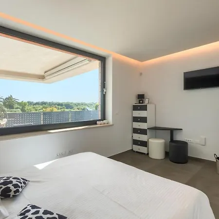 Modern Aria With Pool And Jacuzzi In *