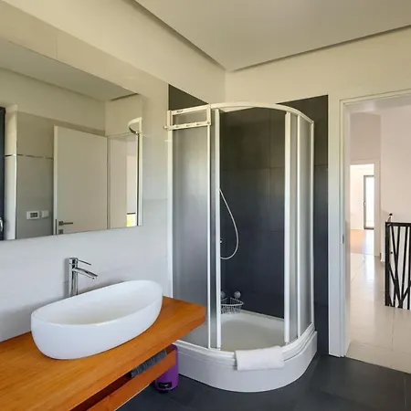 Modern Aria With Pool And Jacuzzi In Višnjan