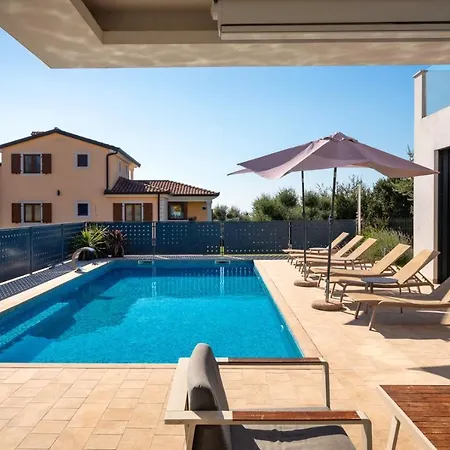 Modern Aria With Pool And Jacuzzi In Villa *