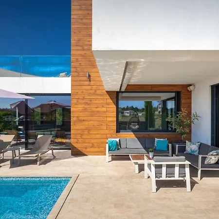 Villa Modern Aria With Pool And Jacuzzi In *