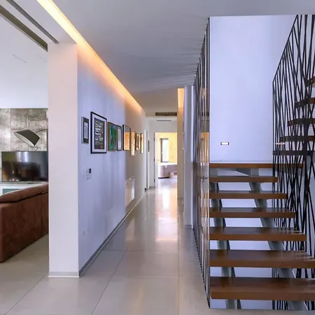 Modern Aria With Pool And Jacuzzi In *