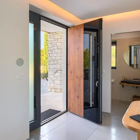 Modern Aria With Pool And Jacuzzi In