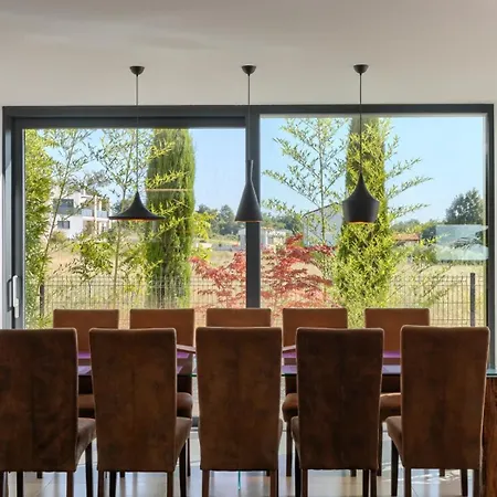 Modern Aria With Pool And Jacuzzi In Villa