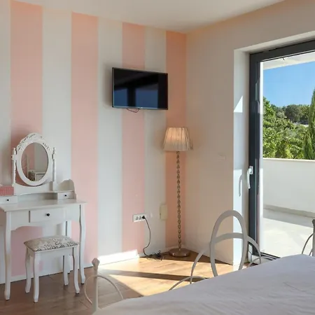 Villa Modern Aria With Pool And Jacuzzi In *