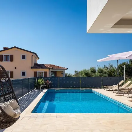 Villa Modern Aria With Pool And Jacuzzi In Višnjan