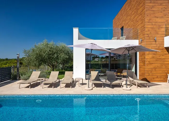 Modern Aria With Pool And Jacuzzi In Villa