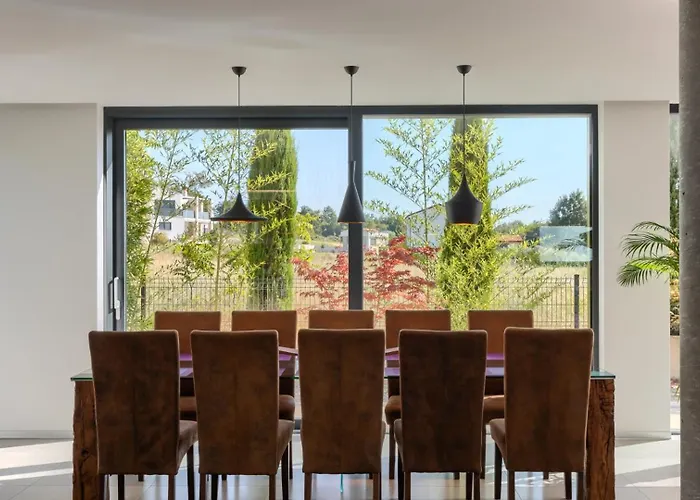 Modern Aria With Pool And Jacuzzi In Villa