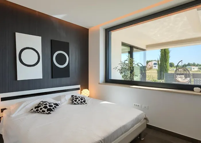 Villa Modern Aria With Pool And Jacuzzi In Višnjan