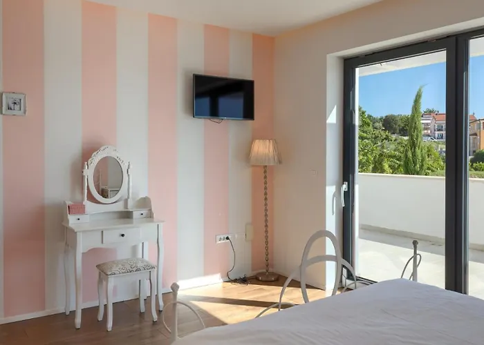 Villa Modern Aria With Pool And Jacuzzi In *
