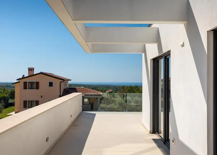 Modern Aria With Pool And Jacuzzi In