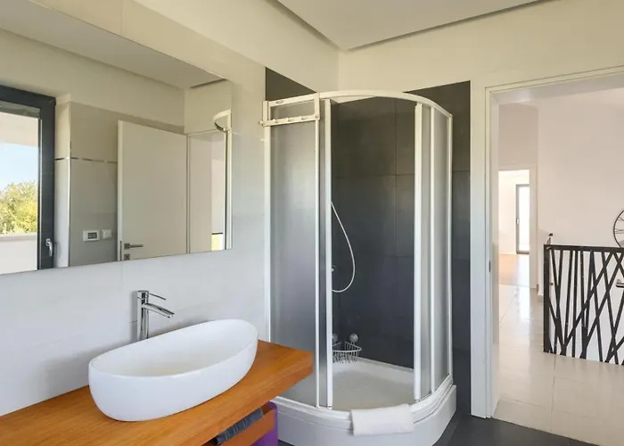 Villa Modern Aria With Pool And Jacuzzi In *