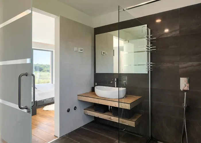 Modern Aria With Pool And Jacuzzi In Villa
