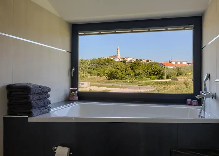 Modern Aria With Pool And Jacuzzi In Višnjan