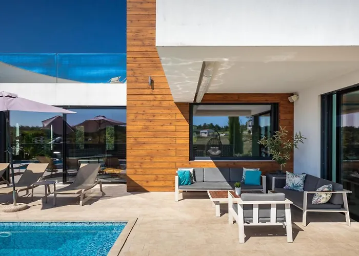 Modern Aria With Pool And Jacuzzi In Višnjan
