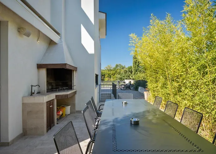 Villa Modern Aria With Pool And Jacuzzi In
