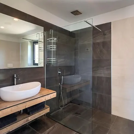 Modern Aria With Pool And Jacuzzi In