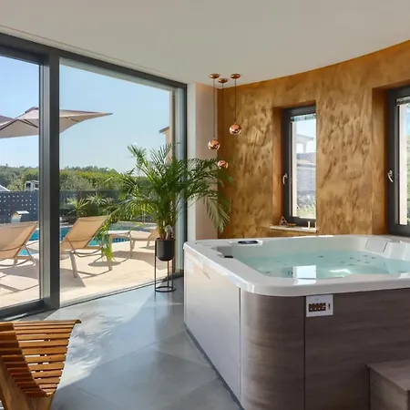 Modern Aria With Pool And Jacuzzi In Villa