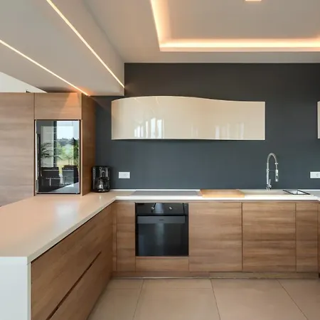 Modern Aria With Pool And Jacuzzi In Villa