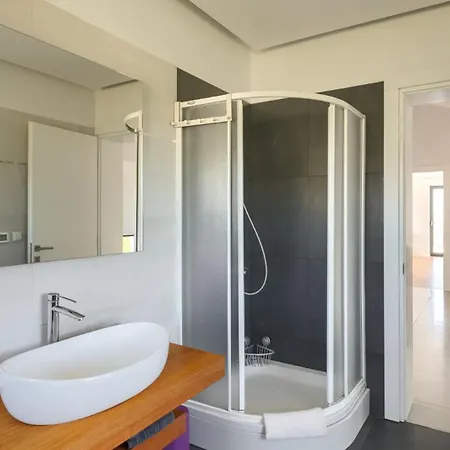 Villa Modern Aria With Pool And Jacuzzi In *