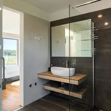 Modern Aria With Pool And Jacuzzi In Villa
