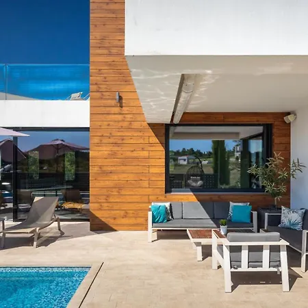 Modern Aria With Pool And Jacuzzi In Višnjan